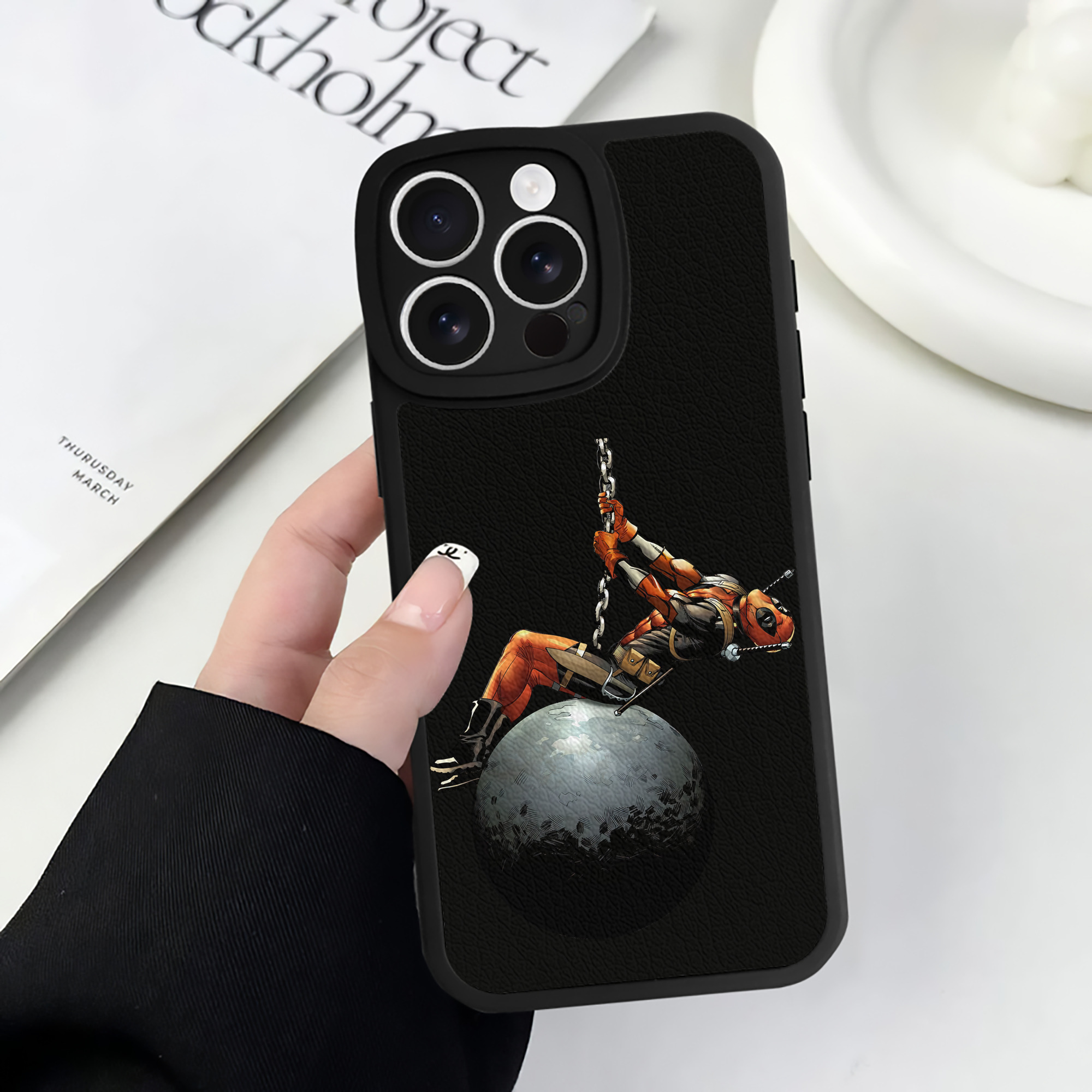 （画像用） Deadpool デッドプール 【iPhone 16シリーズ対応】シリコンスマホケース（レザー調） 材質：シリコン